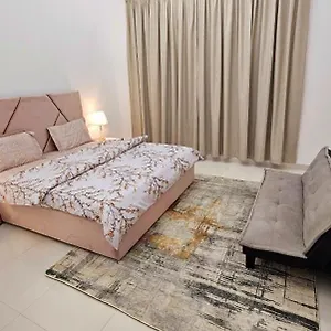 Deluxe Near Airport منزل للإقامة